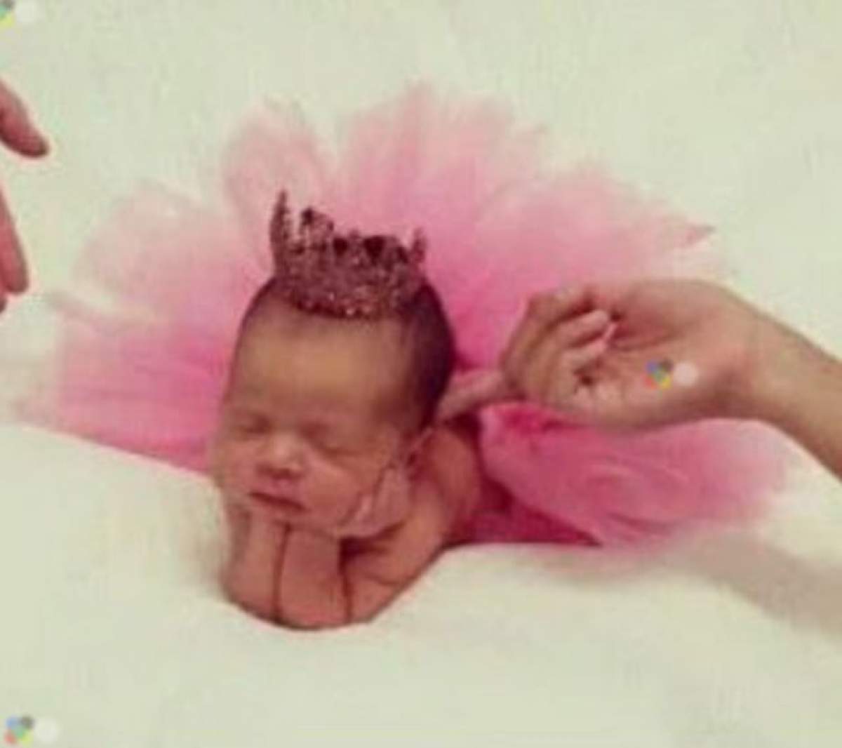 S-a născut prematur, dar este deja vedetă pe internet! Al cui este acest bebeluş minuscul?