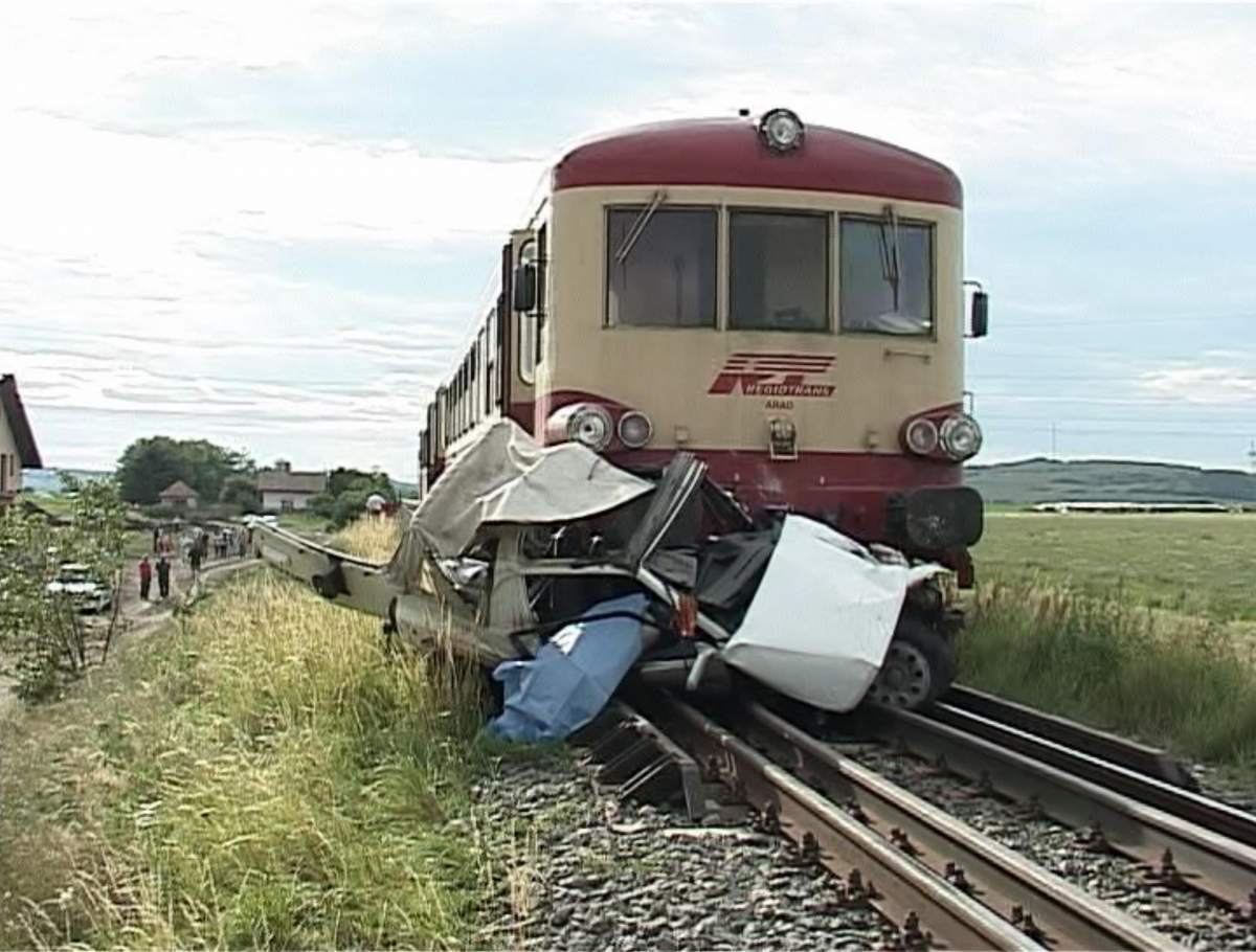 Accident TRAGIC, în Braşov! Trei persoane au murit, iar o alta este rănită, după ce maşina în care se aflau a fost lovită de tren
