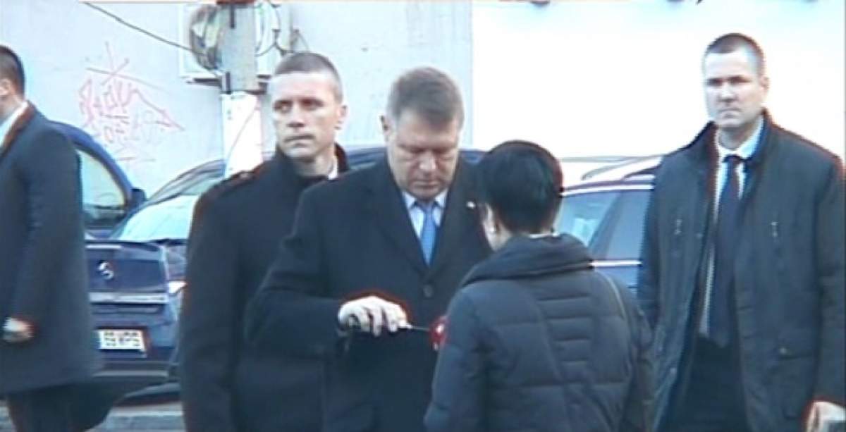 Se împlinesc 40 de zile de la dezastrul din Clubul "Colectiv"! Preşedintele Klaus Iohannis a venit să aprindă o lumânare la locul tragediei