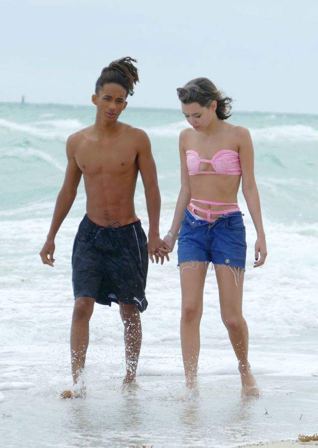Fiul lui Will Smith, pe plajă cu iubita lui sexy. Adolescentul nu s-a dezlipit de ea nicio clipă