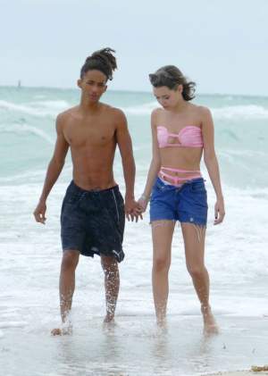 Fiul lui Will Smith, pe plajă cu iubita lui sexy. Adolescentul nu s-a dezlipit de ea nicio clipă