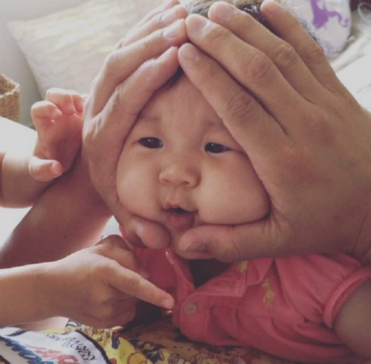 FOTO / A apărut un nou trend! Părinţii strâng feţele bebeluşilor pentru a crea efectul mingilor de orez