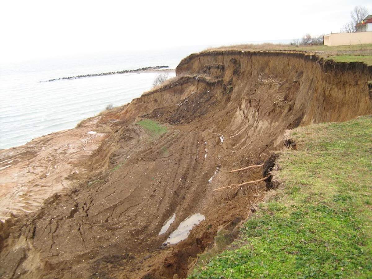 Sute de case din judeţul Dâmboviţa sunt în pericol, după o alunecare de teren