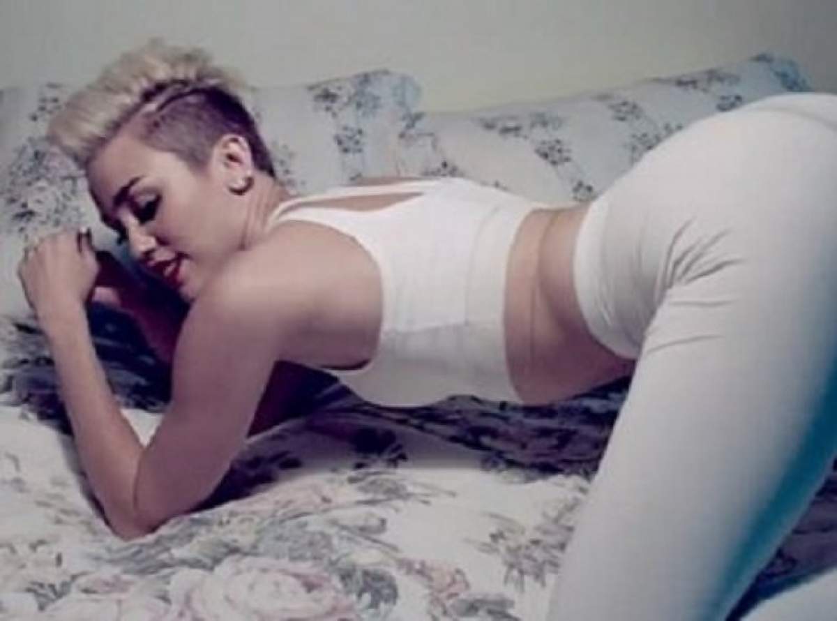 Cu SÂNII GOI, Miley Cyrus e OBRAZNICĂ rău! S-a pozat în ipostaze intime cu o blondă