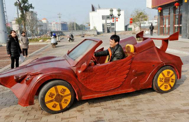 GALERIE FOTO / A construit o maşină sport şi o motocicletă din lemn de trandafir! V-ar plăcea să daţi o tură?