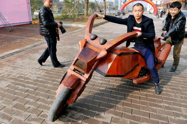 GALERIE FOTO / A construit o maşină sport şi o motocicletă din lemn de trandafir! V-ar plăcea să daţi o tură?