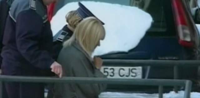 FOTO / Elena Udrea, dusă cu duba la Curtea Supremă! A făcut din nou gestul misterios despre care vorbeşte toată lumea