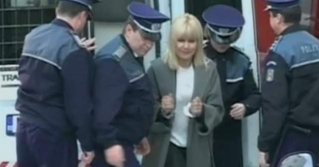 FOTO / Elena Udrea, dusă cu duba la Curtea Supremă! A făcut din nou gestul misterios despre care vorbeşte toată lumea