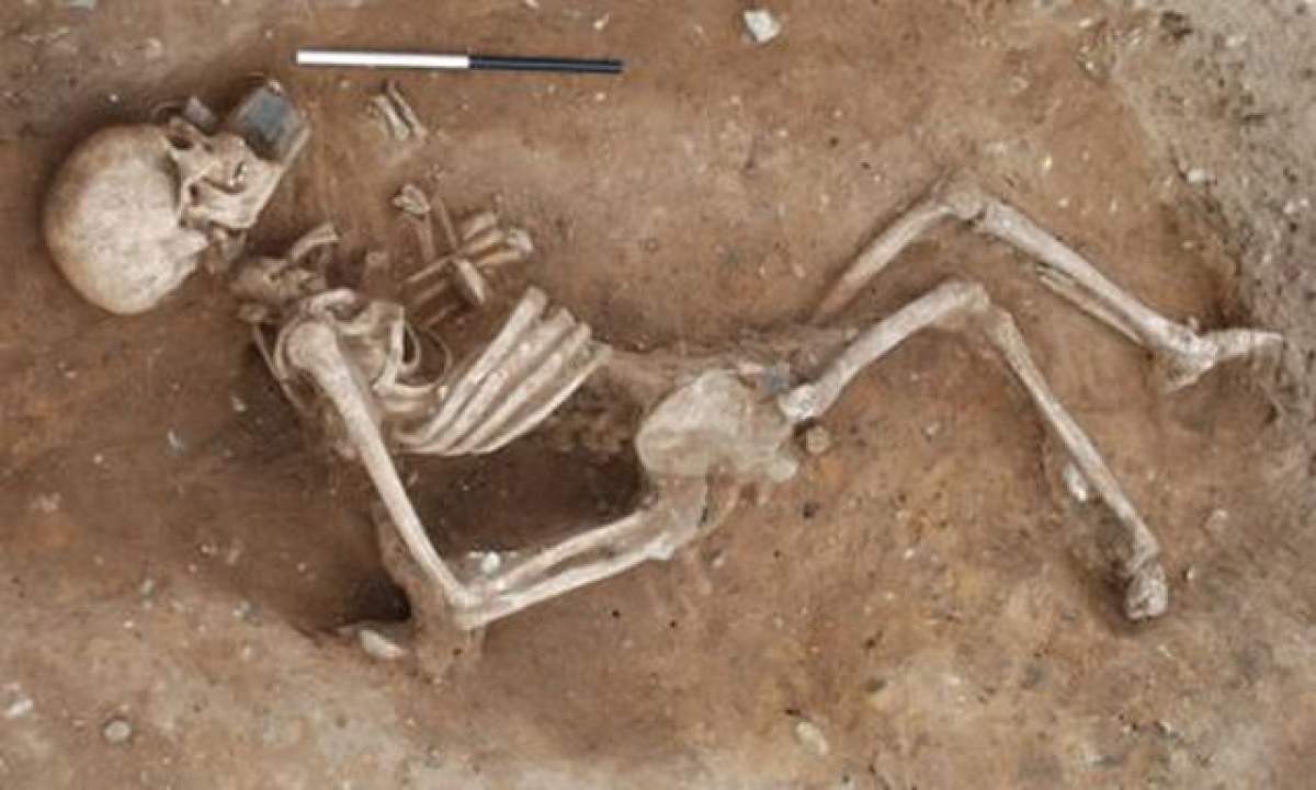 Arheologii au rămas MUŢI de UIMIRE! Oameni preistorici, descoperiți îmbrăţişaţi în mormânt