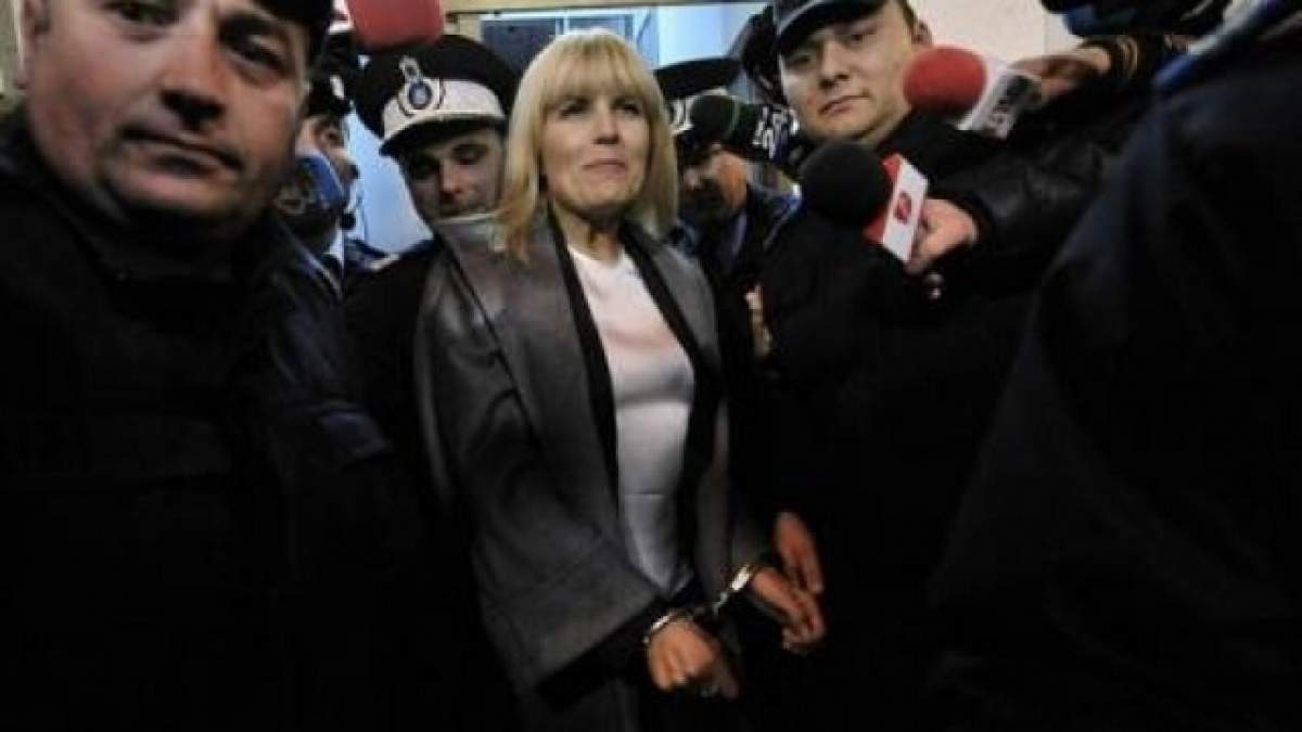 Imagini care te vor face să uiți de iubita ta de Valentine`s Day! În timp ce Elena Udrea e în arest, sosia ei se răsfață în ținute fierbinți!