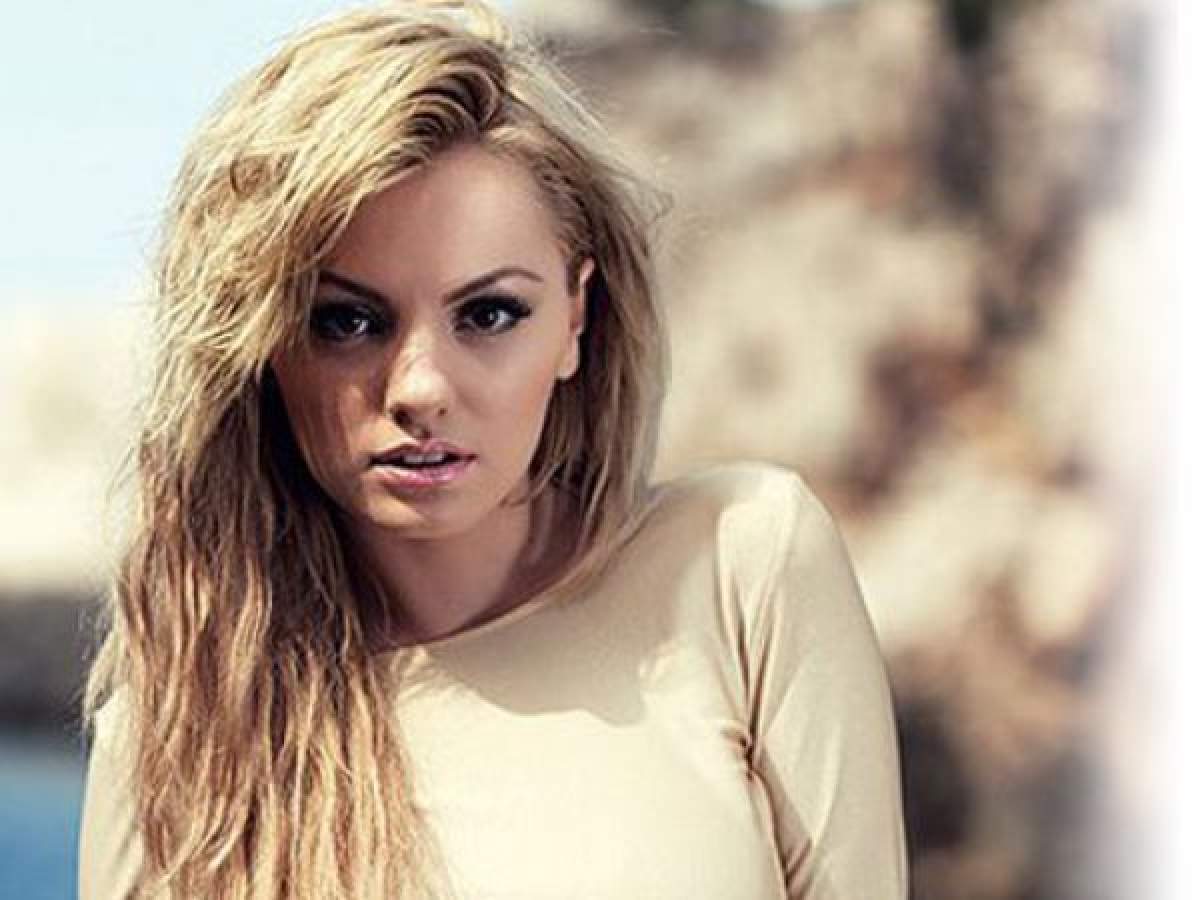 Alexandra Stan a avut un Valentine`s Day plin! Cântăreața, în imagini explicte, în brațele mai multor bărbați