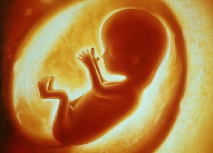 Medicii au fost şocaţi! O fetiţă s-a născut „gravidă” cu gemeni