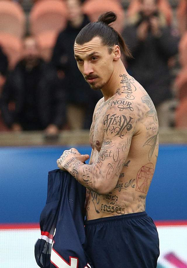 FOTO&VIDEO / Gestul său i-a adus respectul unei lumi întregi! Zlatan Ibrahimović şi-a tatuat pe corp 50 de nume! Motivul este emoţionant!