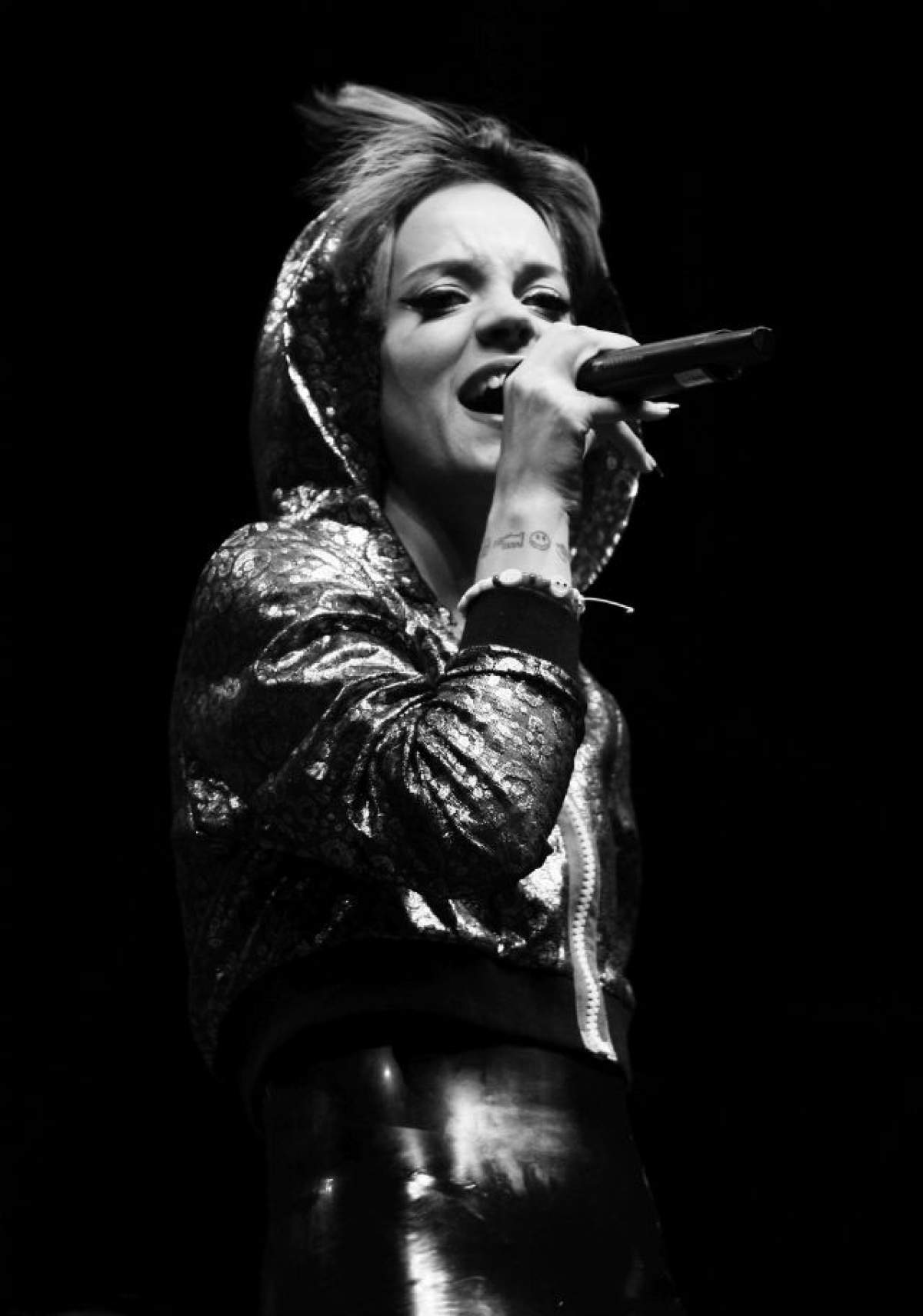 Lily Allen, ameninţată cu moartea de terorişti! "Te voi răpi şi te voi viola"