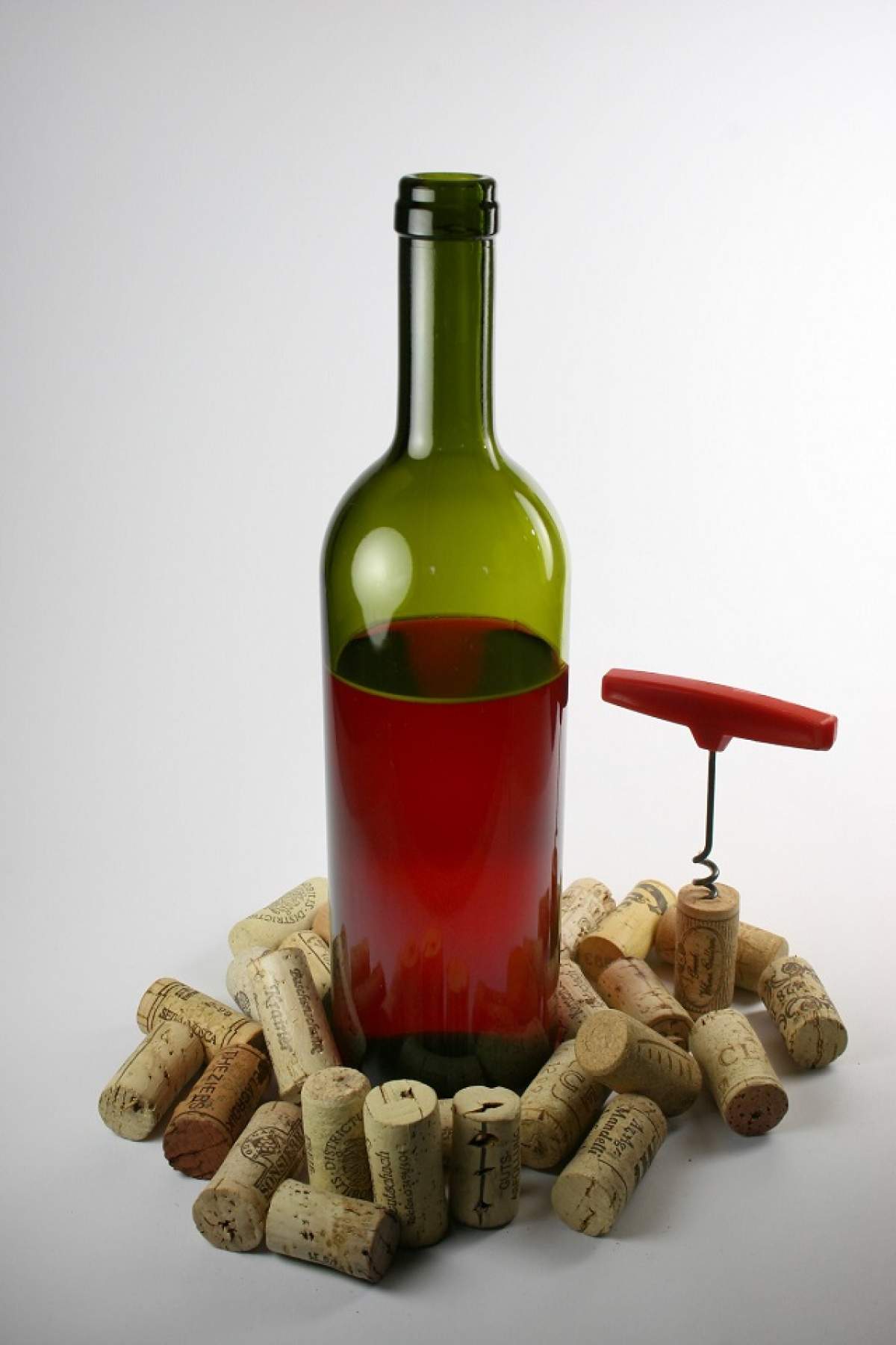 ÎNTREBAREA ZILEI - MARŢI: De câţi struguri e nevoie pentru a face o sticlă de vin?