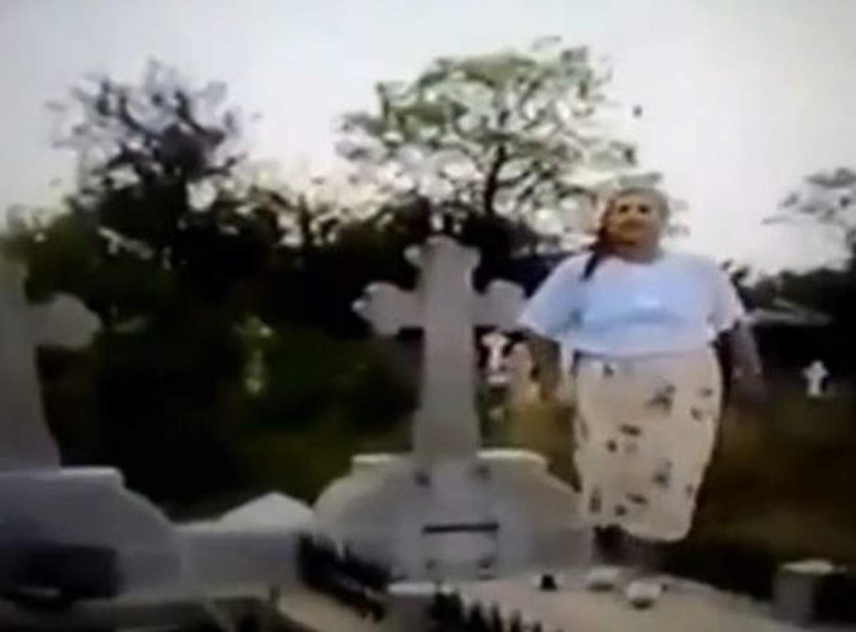 VIDEO / Gestul şocant pe care l-a făcut o bătrână la un mormânt! Rămâi blocat!