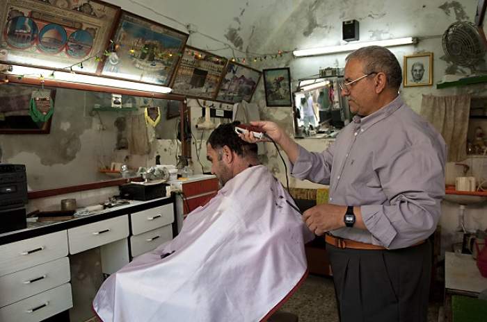 VIDEO / Dezgustător! Ce i-a făcut un frizer clientului său, în timp ce îl spăla pe cap?
