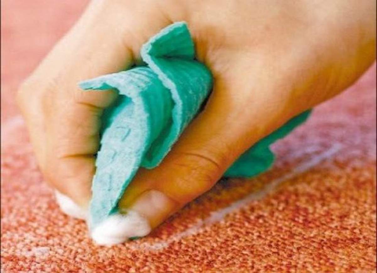 Cum să îţi cureţi petele de pe covor fără detergent?