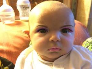 FOTO / Şocant! Şi-a transformat bebeluşul de 7 săptămâni într-o sperietoare cu ajutorul machiajului