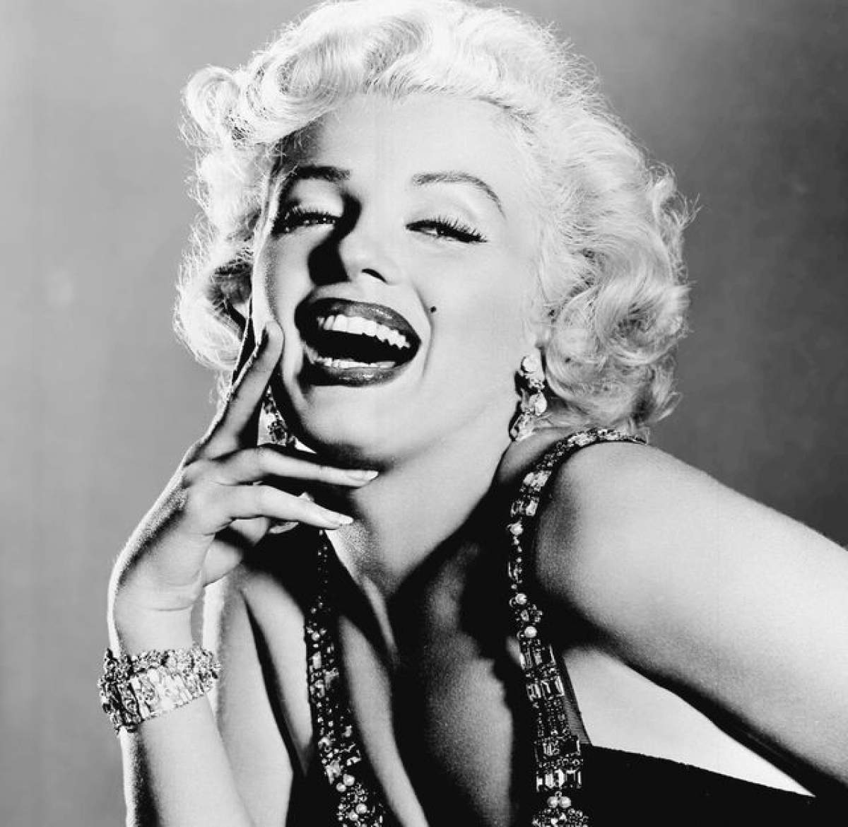 Învaţă cum să îţi faci aluniţă a la Marilyn Monroe! O să atragi toate privirile