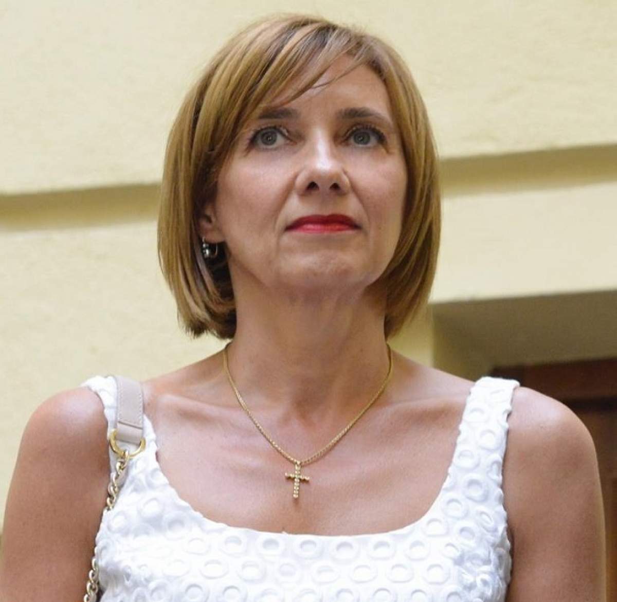 Imagine inedită cu Prima Doamnă a României! Cum arăta Carmen Iohannis brunetă şi cu părul scurt