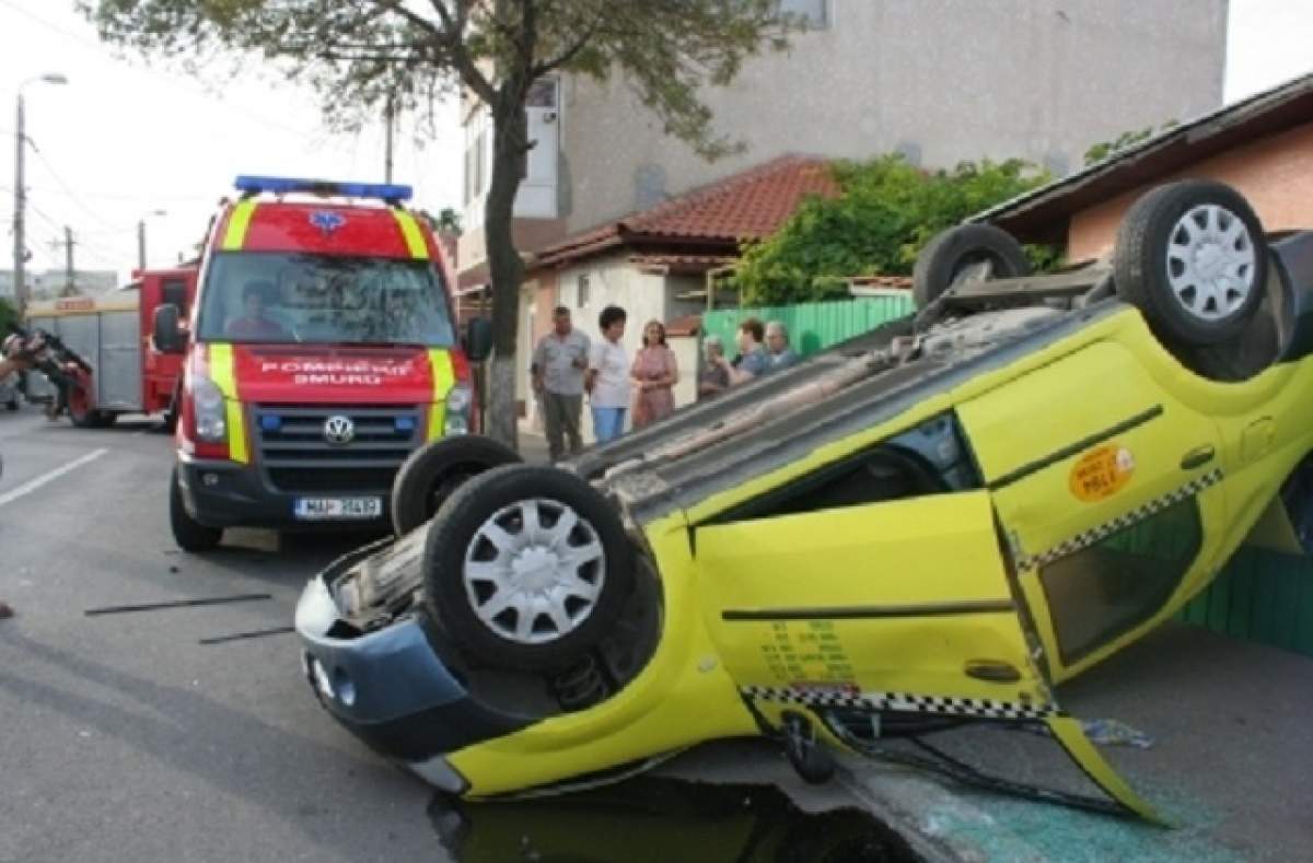 Accident grav între două taxiuri! Doi oameni, de urgenţă, la spital