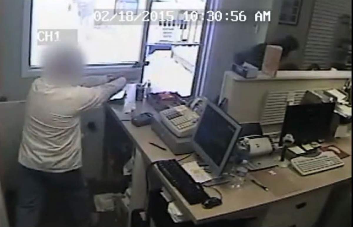 VIDEO/ Scene de groază într-o farmacie din America! Un bărbat înarmat i-a ameninţat pe angajaţi! Află cum s-a terminat jaful!