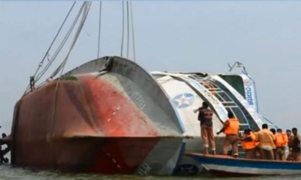 VIDEO/ Tragedie! Cel puţin 16 morţi şi zeci de persoane disparute, după ce un feribot s-a scufundat