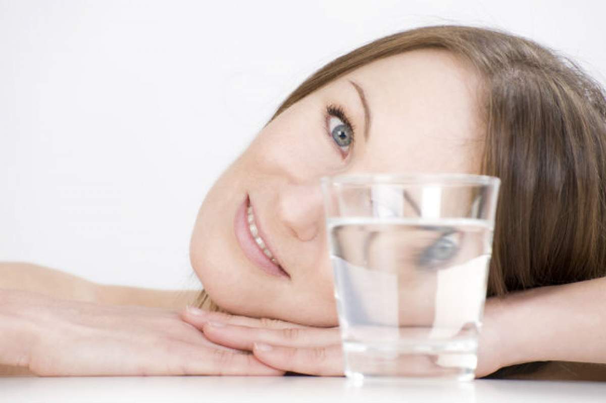 Ştiai că mai mult de 2 litri de apă pe zi pot avea efecte negative? Ce se poate întâmpla dacă te hidratezi în exces