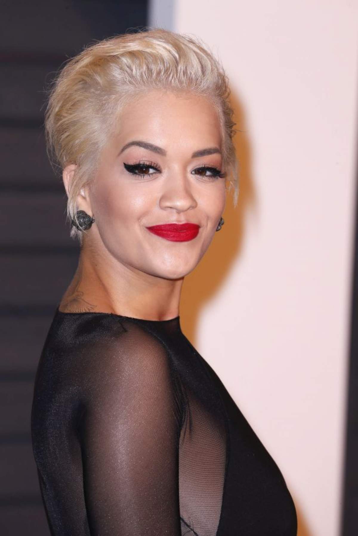 FOTO / Cu cât mai despuiată, cu atât mai incitantă? Decideţi voi! Rita Ora parcă a coborât din filmele XXX!