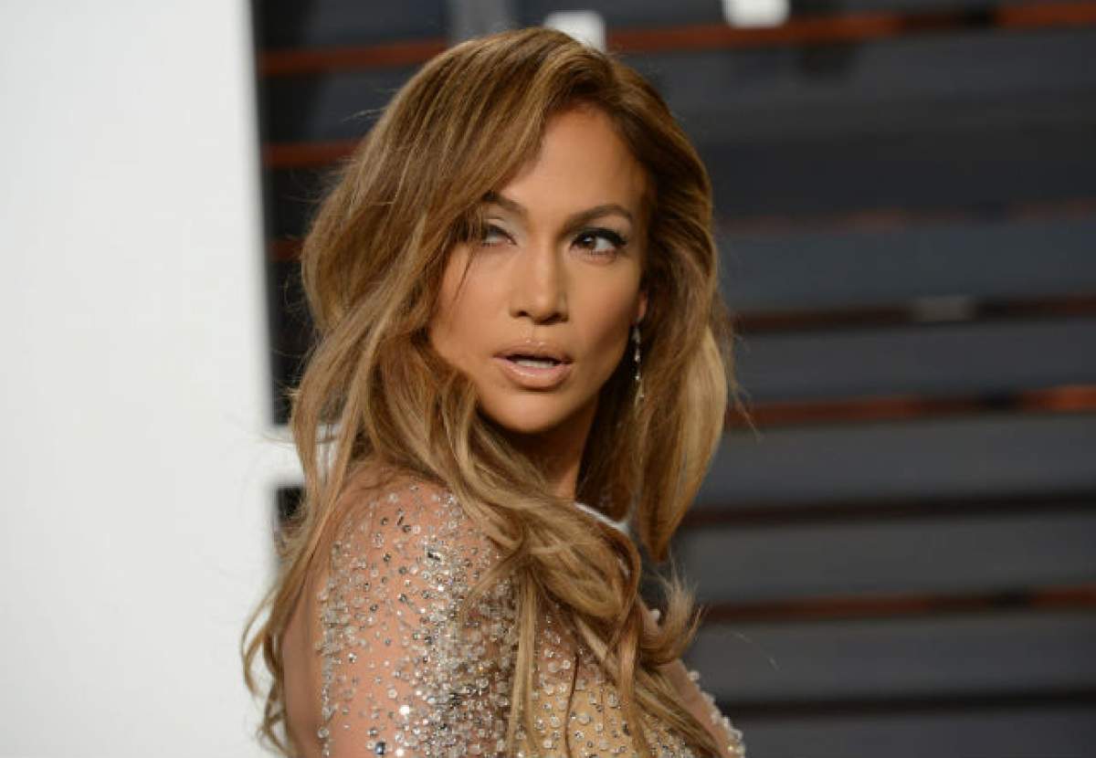 GALERIE FOTO / Mici, mici, dar jucăuşe! Jennifer Lopez a atras toate privirile cu "piersicuţele" ei la Oscar