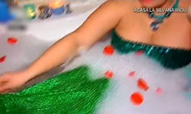 FOTO / E sirenă sau balenă? Silvana Rîciu s-a bălăcit în cadă, în direct!