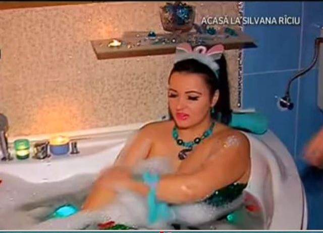 FOTO / E sirenă sau balenă? Silvana Rîciu s-a bălăcit în cadă, în direct!