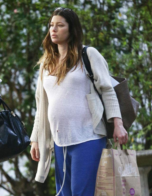 GALERIE FOTO / Unde este sclipirea de altădată? Uite ce haine ponosite poartă Jessica Biel!