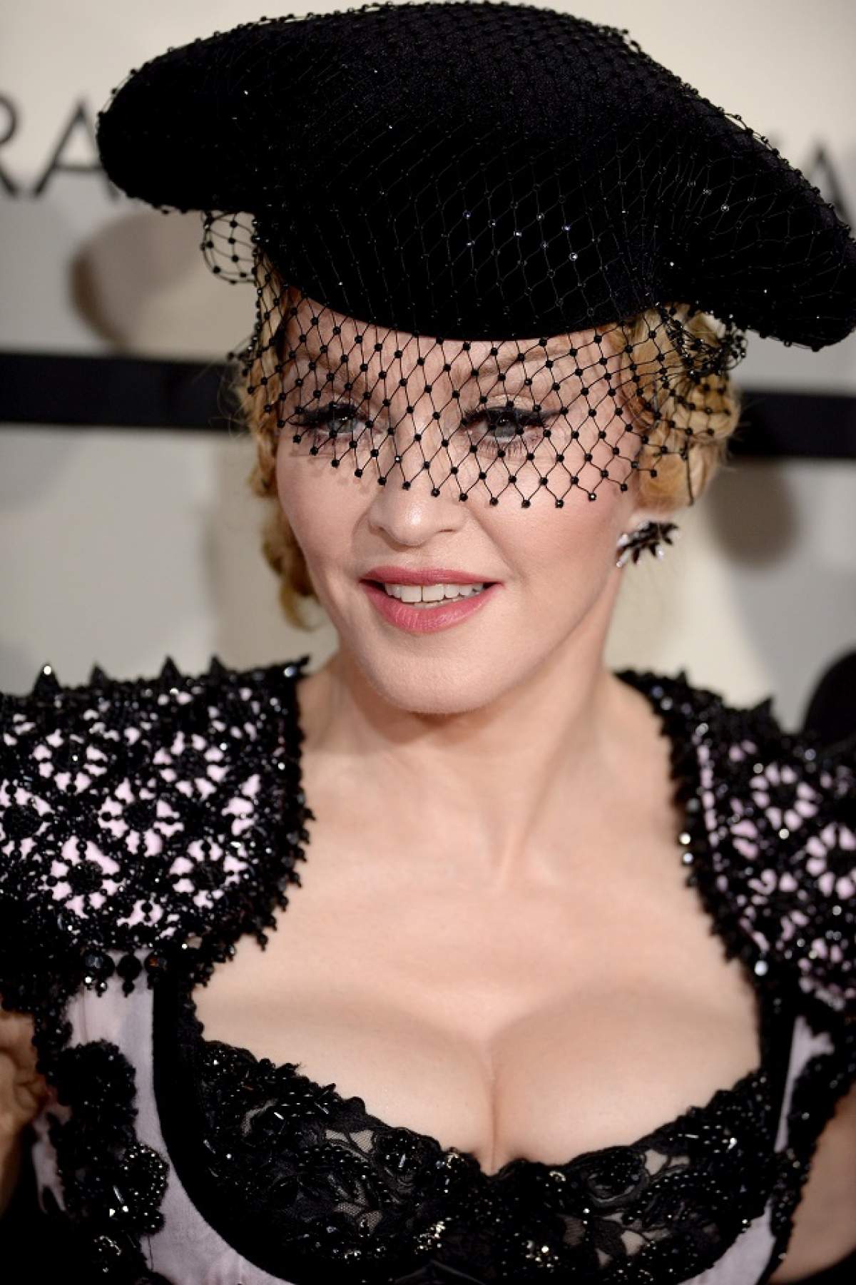 VIDEO / Madonna a comis-o! A căzut pe scenă, în timpul unui concert de anvergură