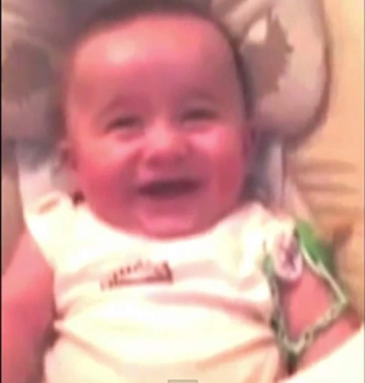 VIDEO / Nu ştii dacă să râzi sau să fugi! El este bebeluşul cu cel mai malefic râset