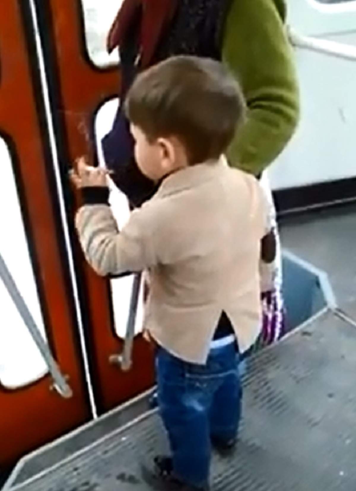 VIDEO REVOLTĂTOR / Un copil de trei ani fumează în tramvai lângă mama sa
