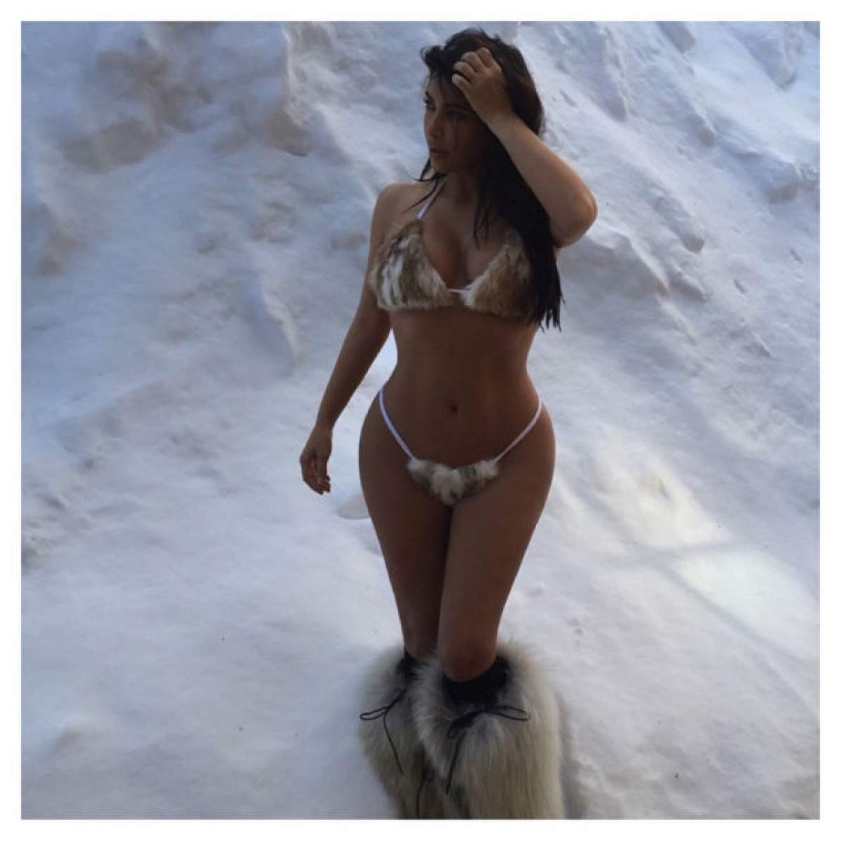 Kim Kardashian a comis-o din nou! Stă cu fundul gol la cameră