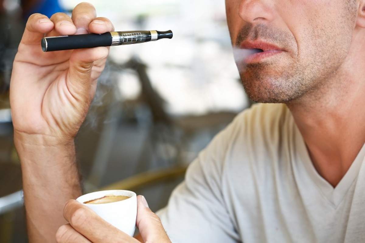 ÎNTREBAREA ZILEI: MIERCURI - Ţigara electronică te bagă-n pământ mai repede ca ţigara obişnuită?