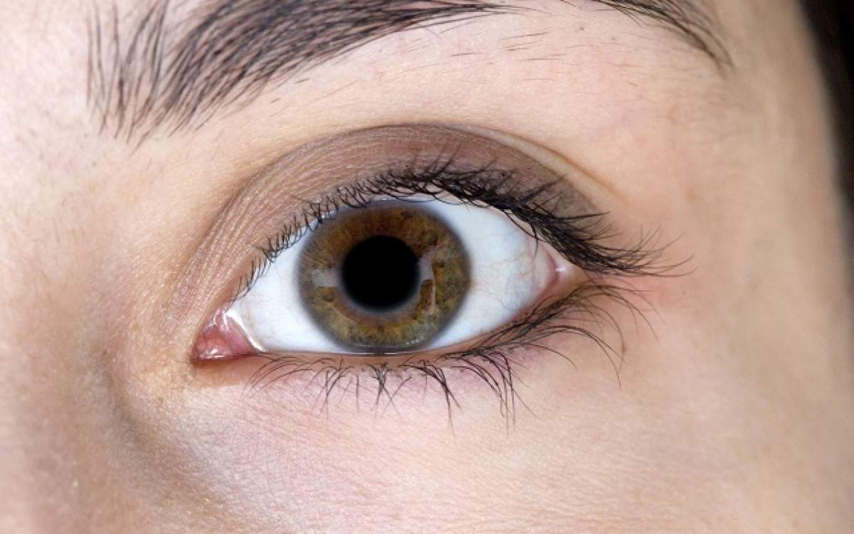 ÎNTREBAREA ZILEI: JOI - Cum decurge operaţia care îţi schimbă culoarea ochilor?