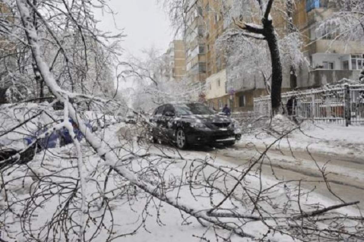 Pericol de ACCIDENTE! Serviciul de URGENŢE abia a făcut faţă sub avertizarea de COD GALBEN de NINSOARE