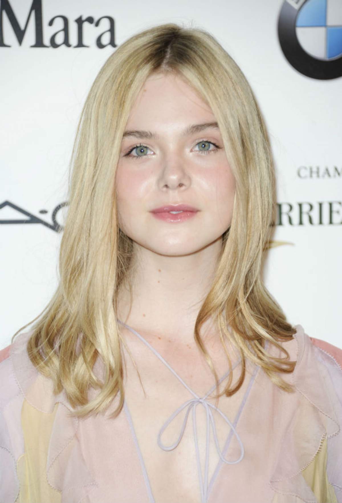 Vedeta din CSI, Elle Fanning, prietenă la "cataramă" cu Photoshop-ul! Cât este de diferită fără machiaj