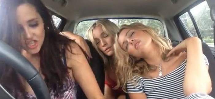 VIDEO / 3 fete şi peste 10 milioane de vizualizări! Ce fac două blonde şi o brunetă într-o maşină e viral!