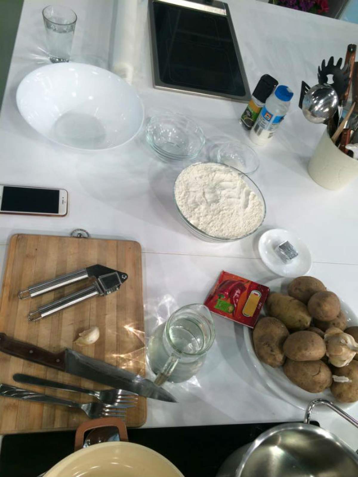 Raluca Dumitru te învaţă cum să găteşti cea mai bună gustare: "Plăcintă cu cartofi şi usturoi"