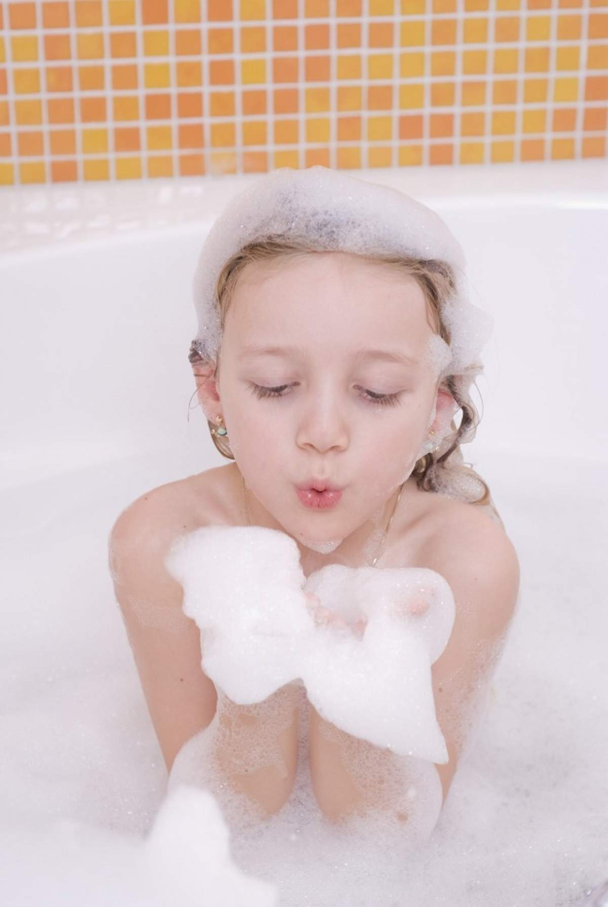ÎNTREBAREA ZILEI - VINERI: De ce ni se încreţeşte pielea de pe degete când facem baie?