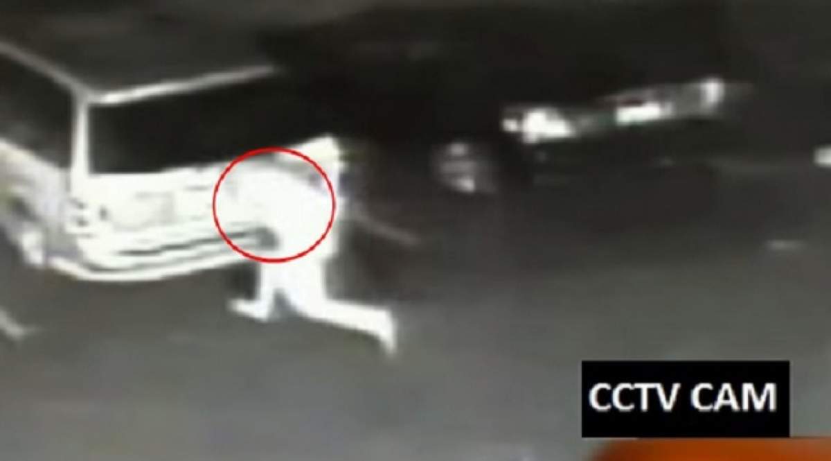 VIDEO / Ai mai pomenit aşa ceva? Un bărbat dezbrăcat a accidentat o maşină în parcare