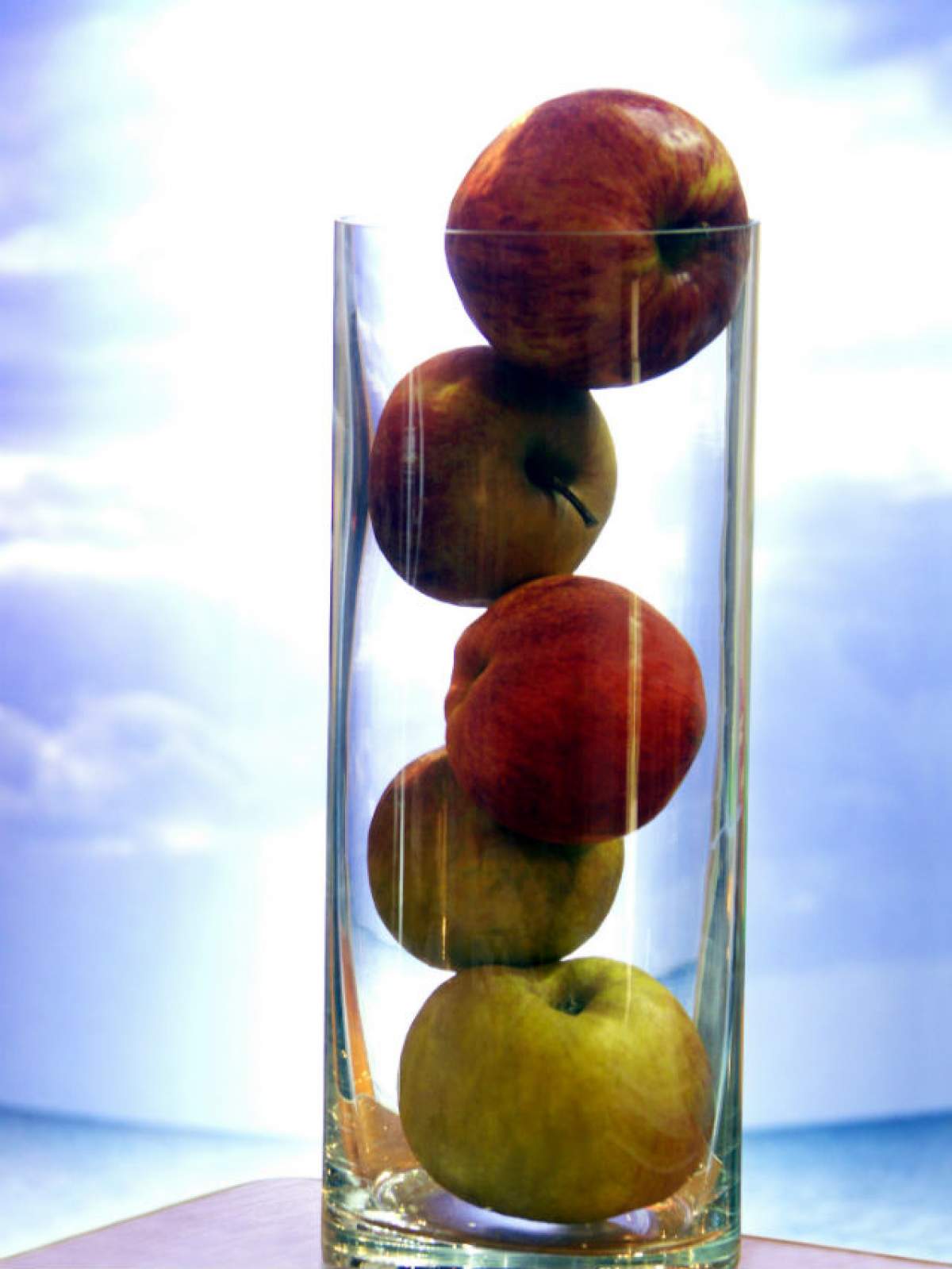 VIDEO / REŢETA ZILEI - VINERI: Sucul de mere - băutura care curăţă colonul de toxine