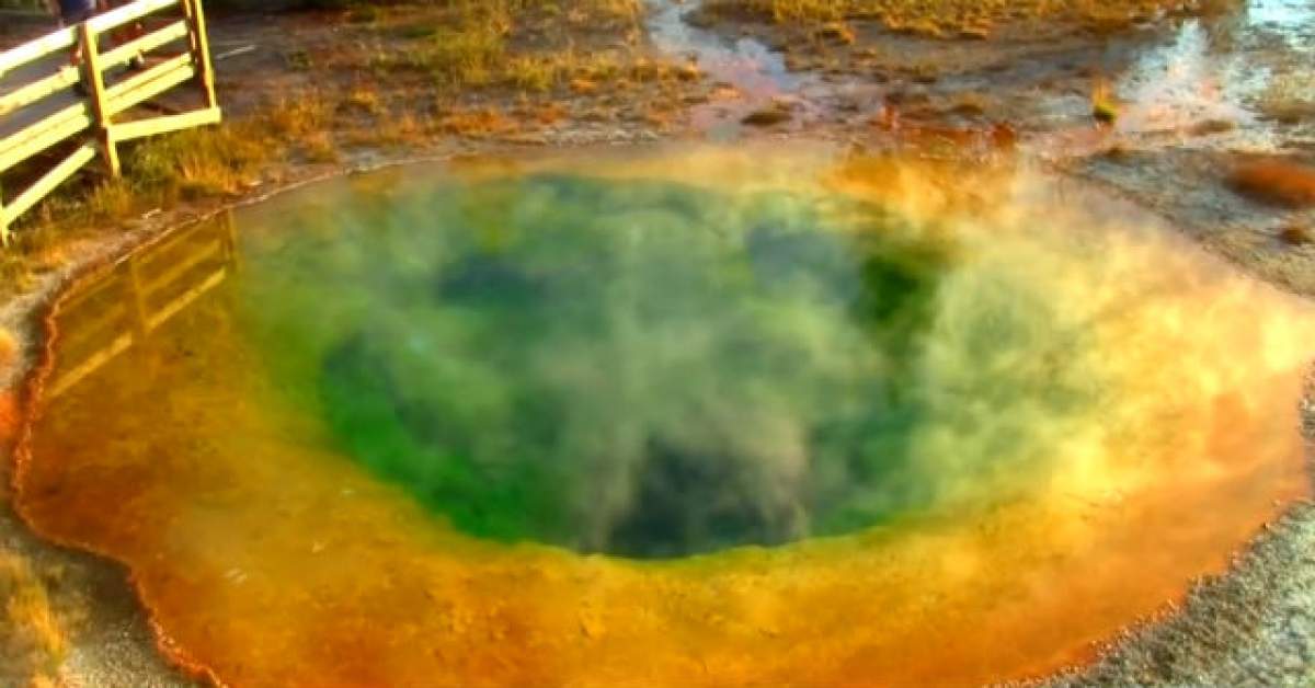 VIDEO / Imagini ca-n basme! Apa unui lac a devenit verde din cauza monedelor aruncate de turişti