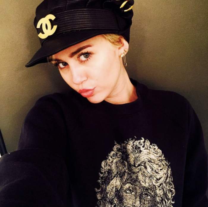 VIDEO/ Miley Cyrus îşi plânge de milă! Iubitul ei a fost prins în fapt