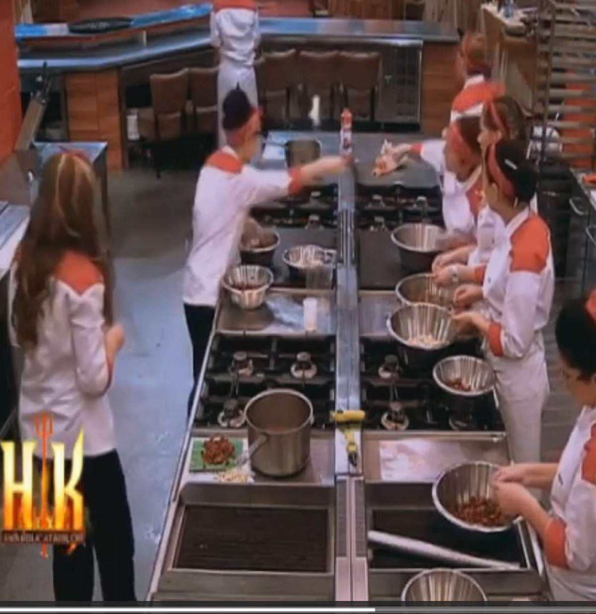 VIDEO / Scandal monstru la "Hell's Kitchen - Iadul bucătarilor". Juraţii, obligaţi să taie în carne vie
